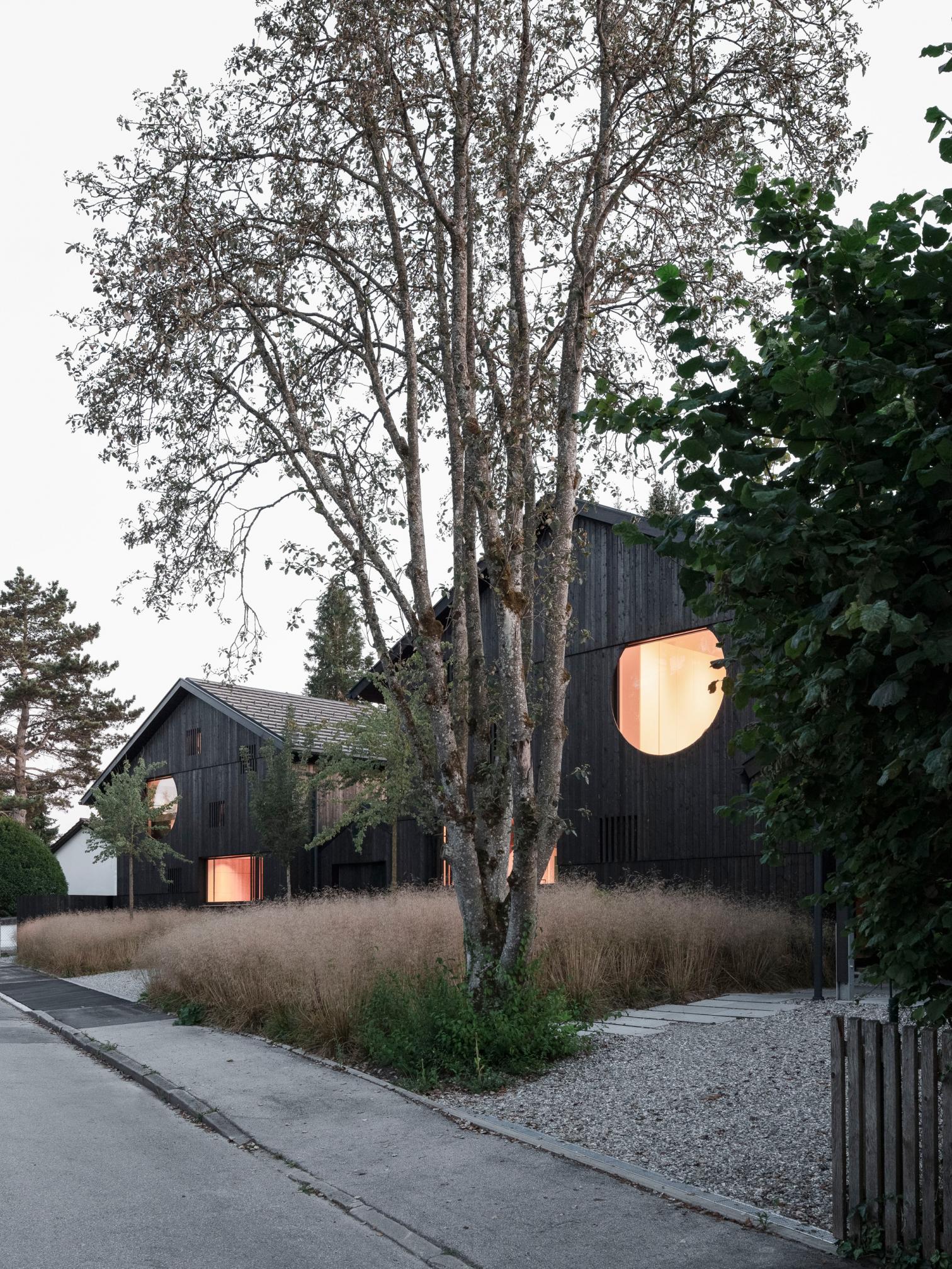 Houses with One Pillar in Starnberg