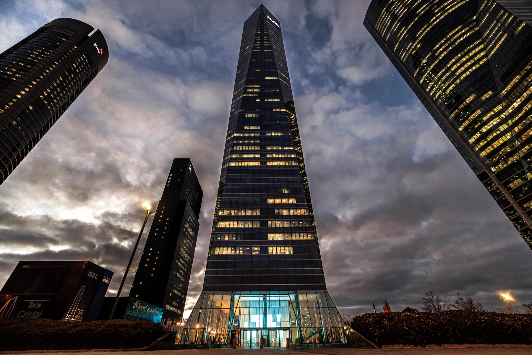 El sistema de iluminación Interact, de Signify, logra un ahora de energía del 50% en el edificio Torre de Cristal en Madrid.