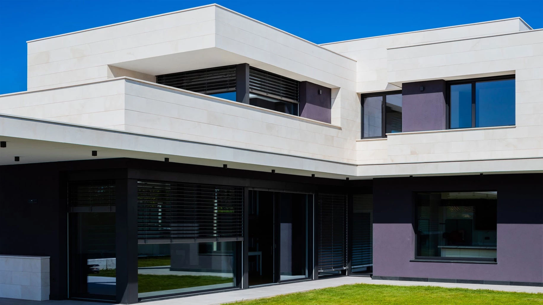 Finstral potencia la iluminación natural en una vivienda unifamiliar de Gijón. Imágenes: Marcos Vega García