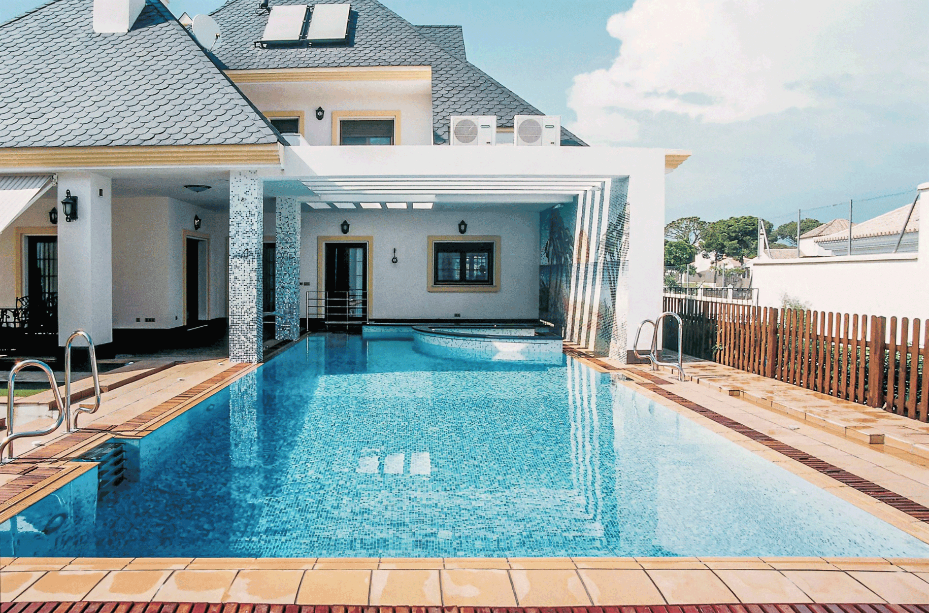 Aspectos para tomar en cuenta al proyectar una piscina en una vivienda. Imagen: Julypool