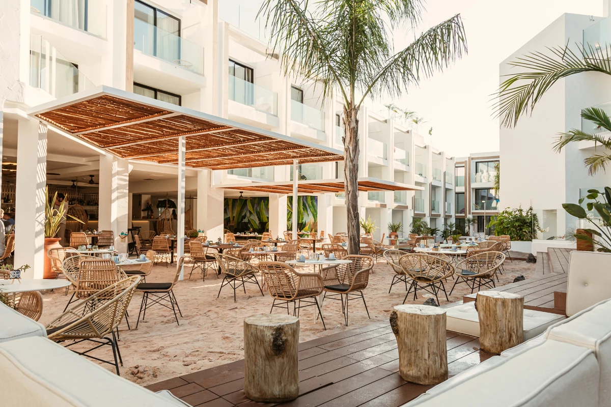 Nativo Hotel Ibiza, minimalismo sostenible con cerramientos Technal