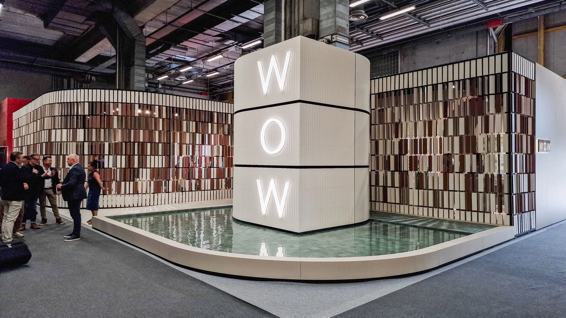 Espacio efímero de WOW Design en Cersaie 2023, por Summumstudio