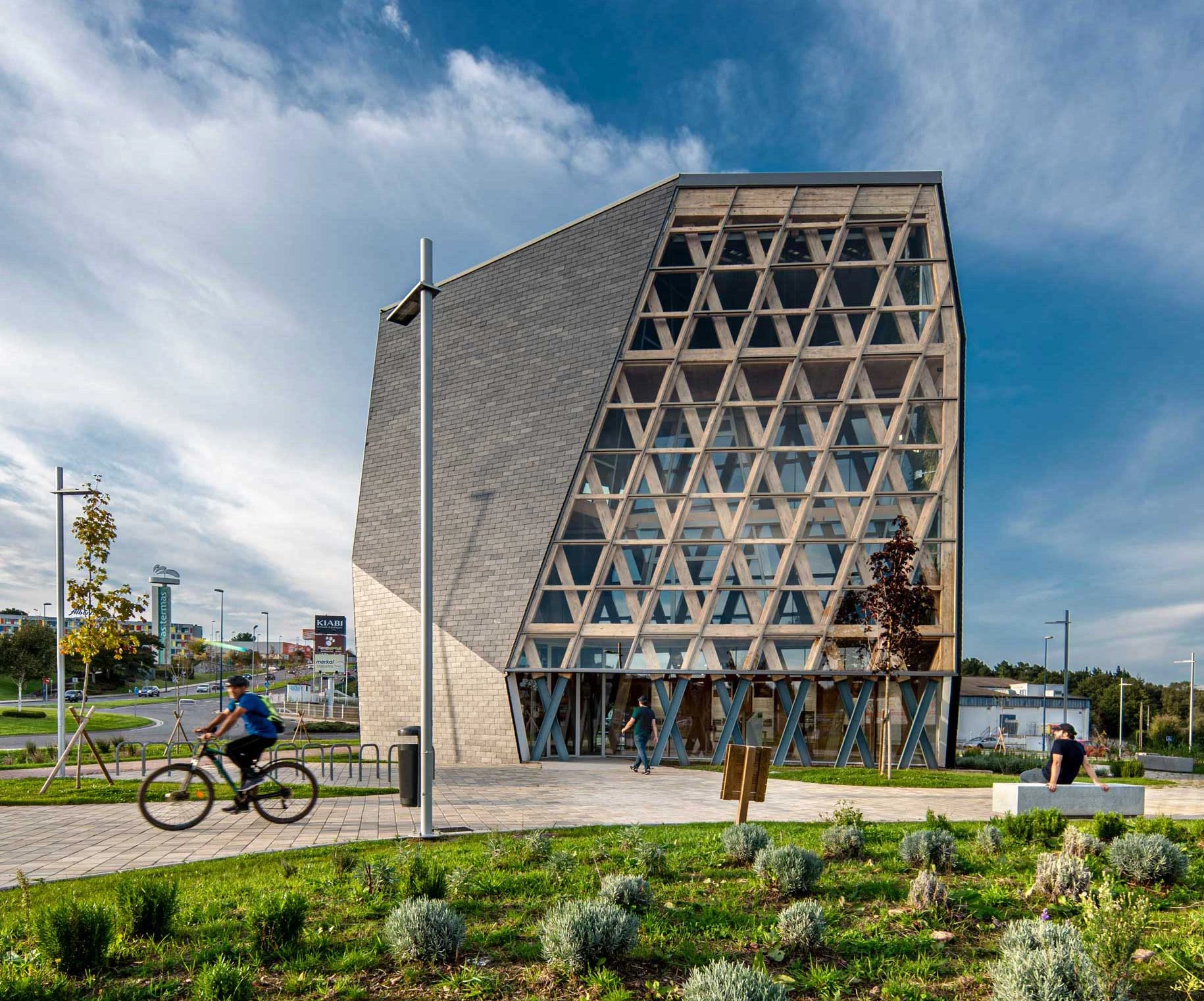 El edificio Impulso Verde de Lugo cuenta con una fachada de pizarra natural de Cupa Pizarras. Imágenes: Héctor Santos-Diez, Impulso Verde